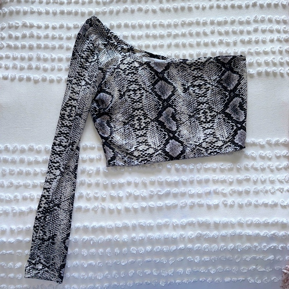 One shoulder long sleeve crop top